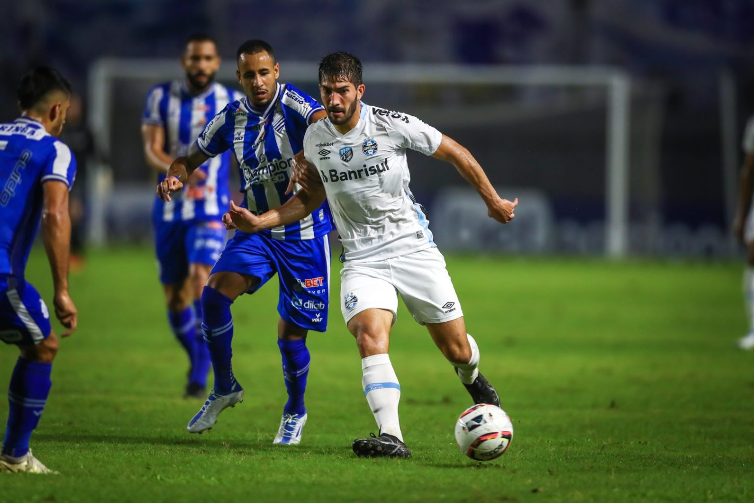 CSA sai na frente, mas deixa Grêmio empatar jogo no Rei Pelé 