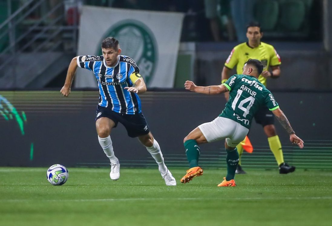 Palmeiras: Weverton defende um pênalti com bola rolando após 4 anos