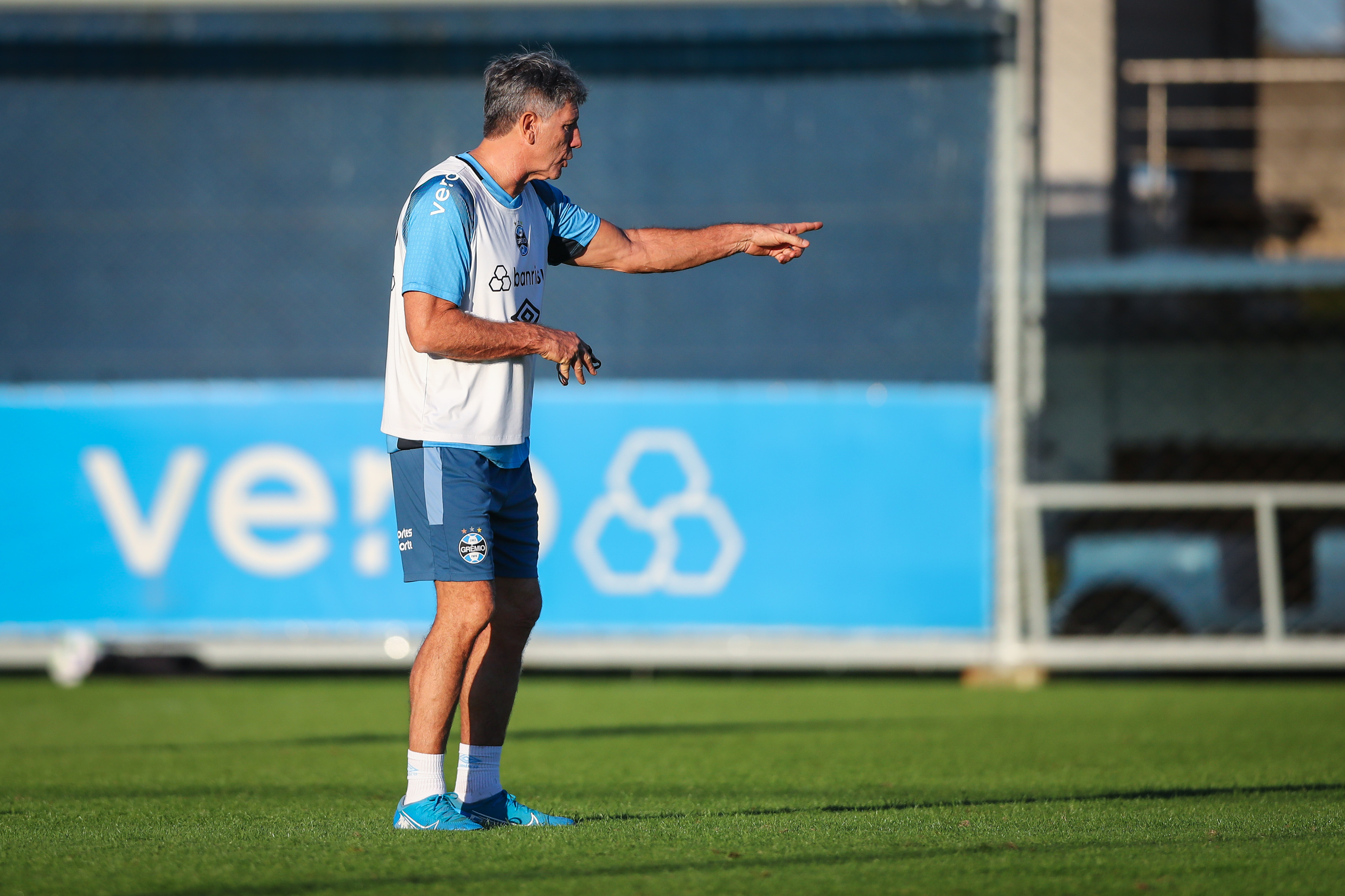 Grêmio treina e viaja à tarde para São Paulo